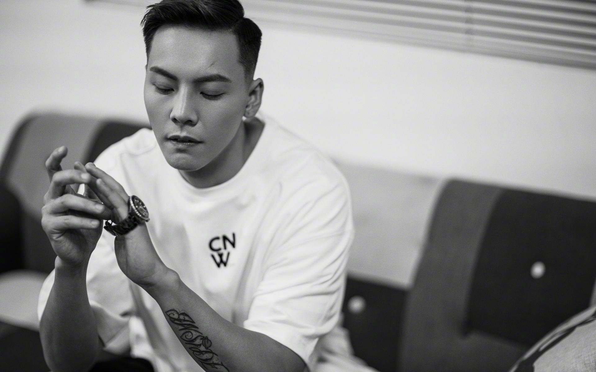 世界拳击超级夜:青年拳手职业化推进赛事年轻化趋势,职业拳击手争夺世界拳王必须多少周岁